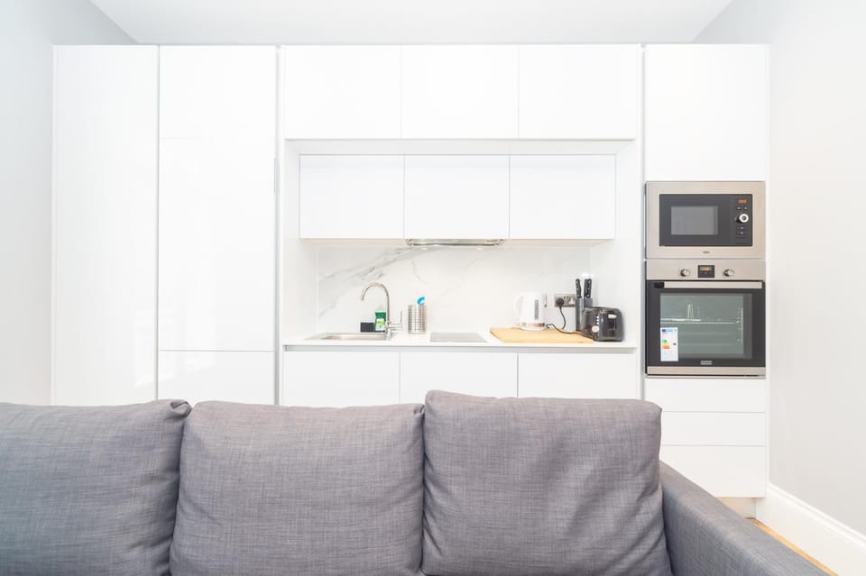 Coffee/tea facilities, Kitchen or kitchenette, stove, toaster