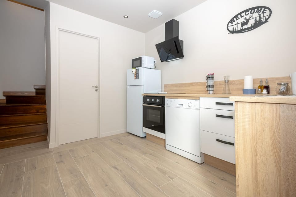 Property building, Kitchen or kitchenette, Living room
