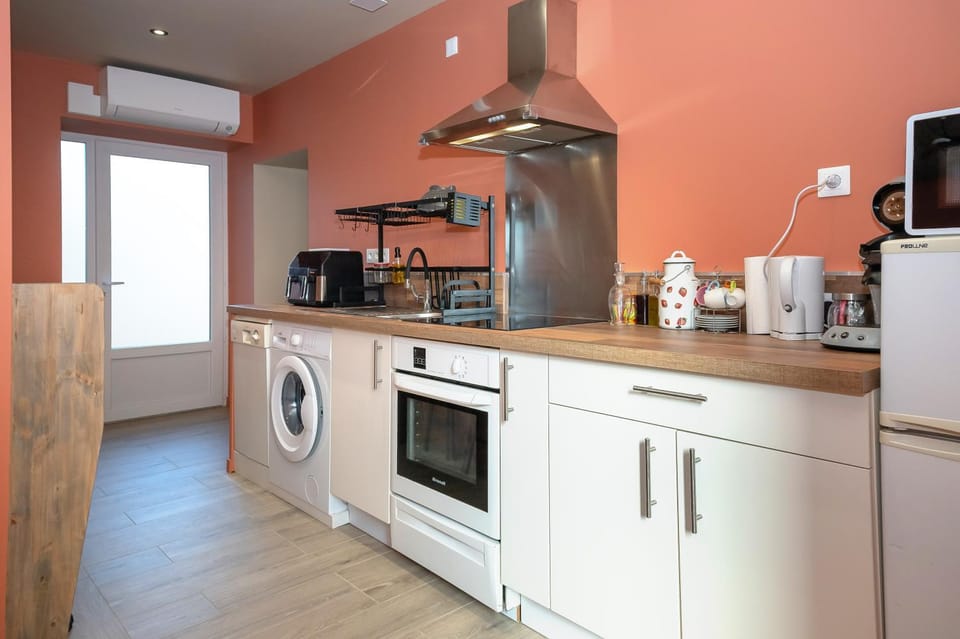 Kitchen or kitchenette, Living room