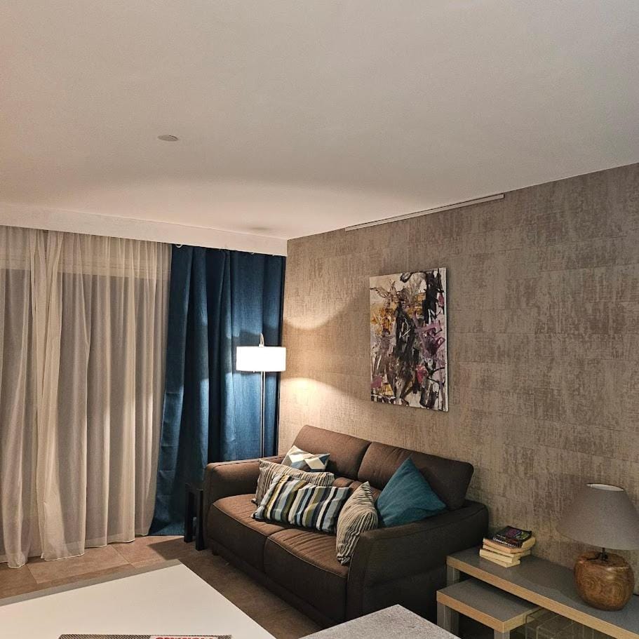 Appartement les pieds dans l'eau avec terrasse et jardin Apartment in French Riviera