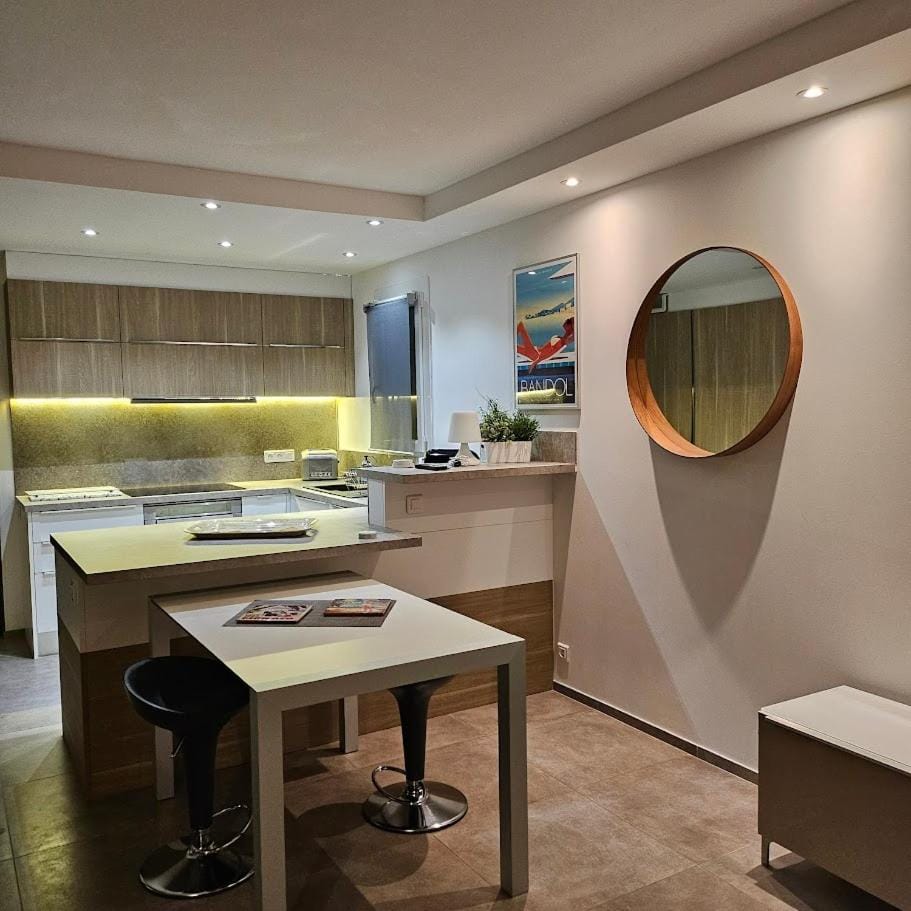 Appartement les pieds dans l'eau avec terrasse et jardin Apartment in French Riviera