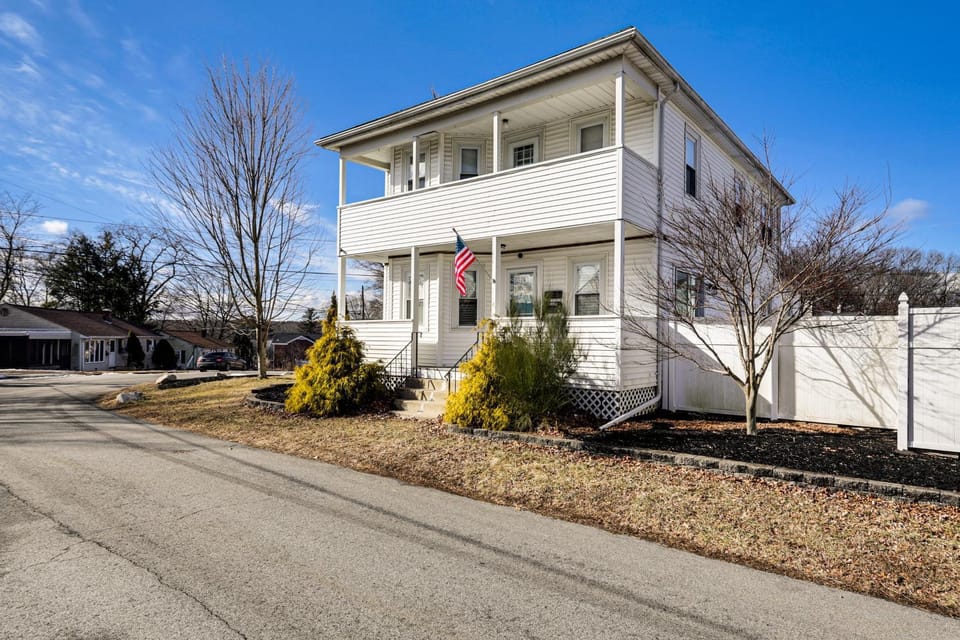5 Mi to Brown U: Pet-Friendly Apt, Walk to Dining! Apartment in North Providence