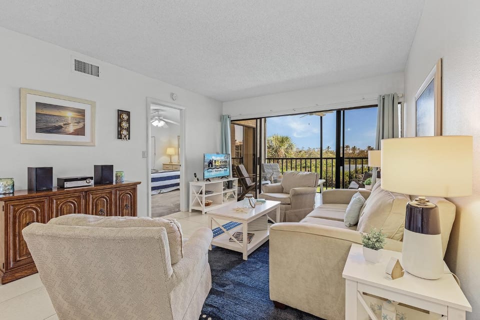 Lake Access, Community Pool, Tennis & Pickleball -Condo Lagoon Landing -Roelens House in Estero Island