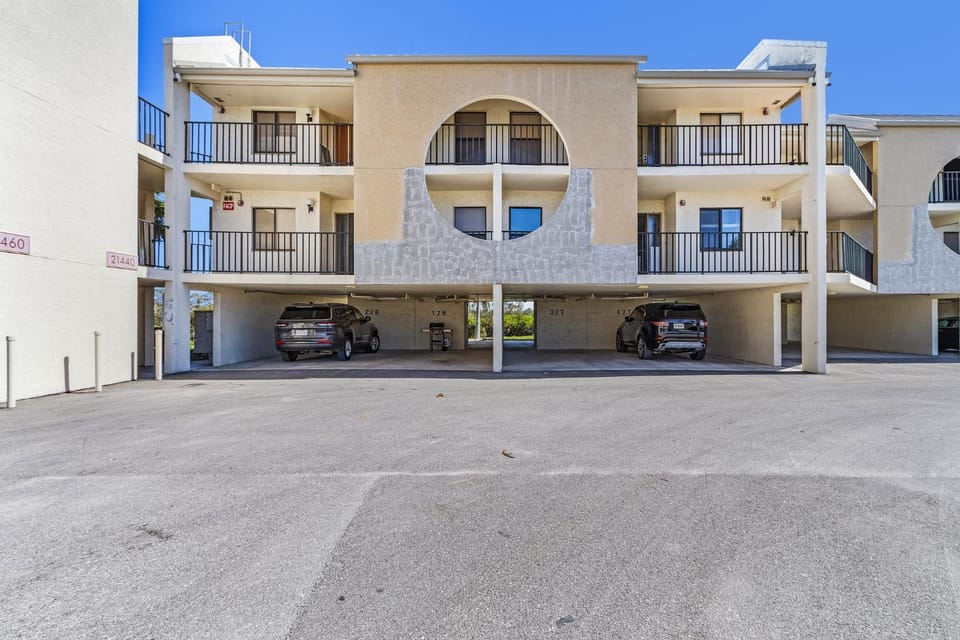Lake Access, Community Pool, Tennis & Pickleball -Condo Lagoon Landing -Roelens House in Estero Island