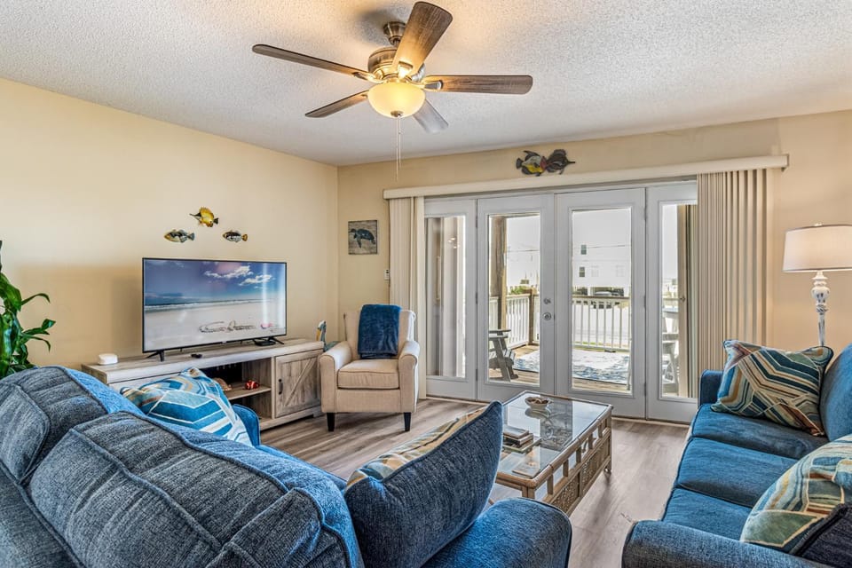 TV and multimedia, Balcony/Terrace, Living room, Seating area, furniture