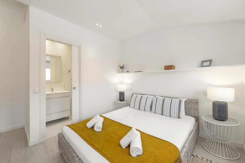 Bed, Bedroom, towels, wardrobe