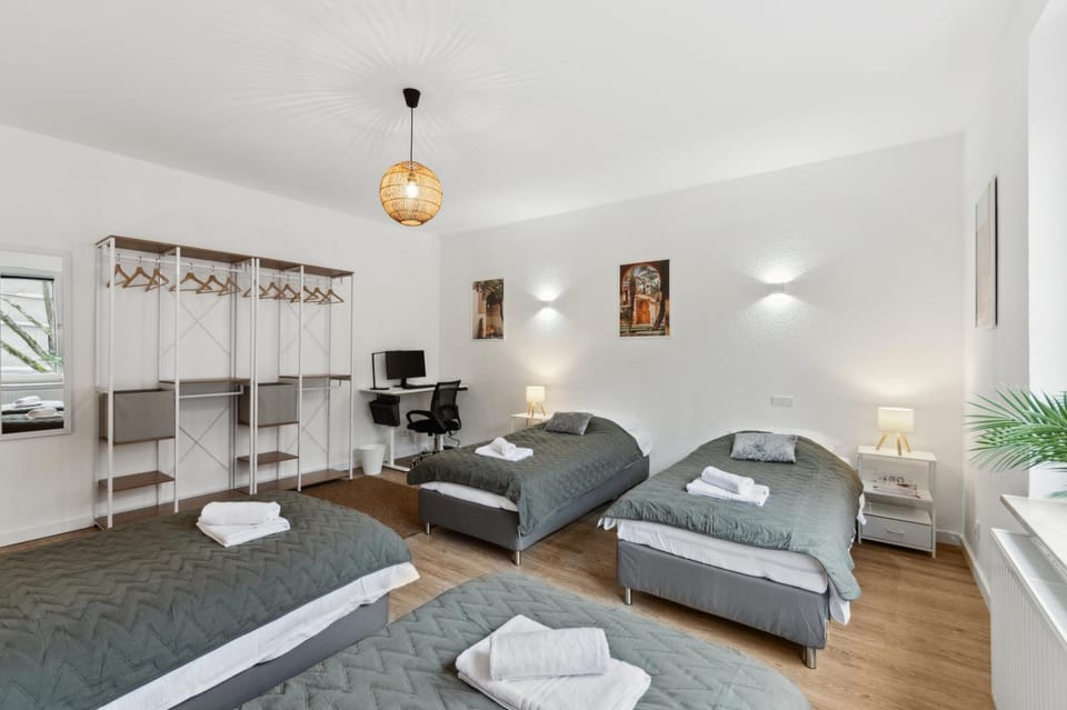 Bed, TV and multimedia, Bedroom, towels