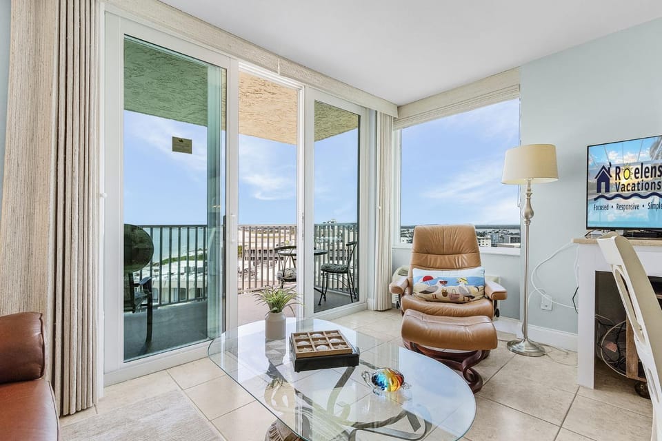 Welcome to Oceans Twelve - Ocean View and Steps to the Beach - Roelens House in Estero Island