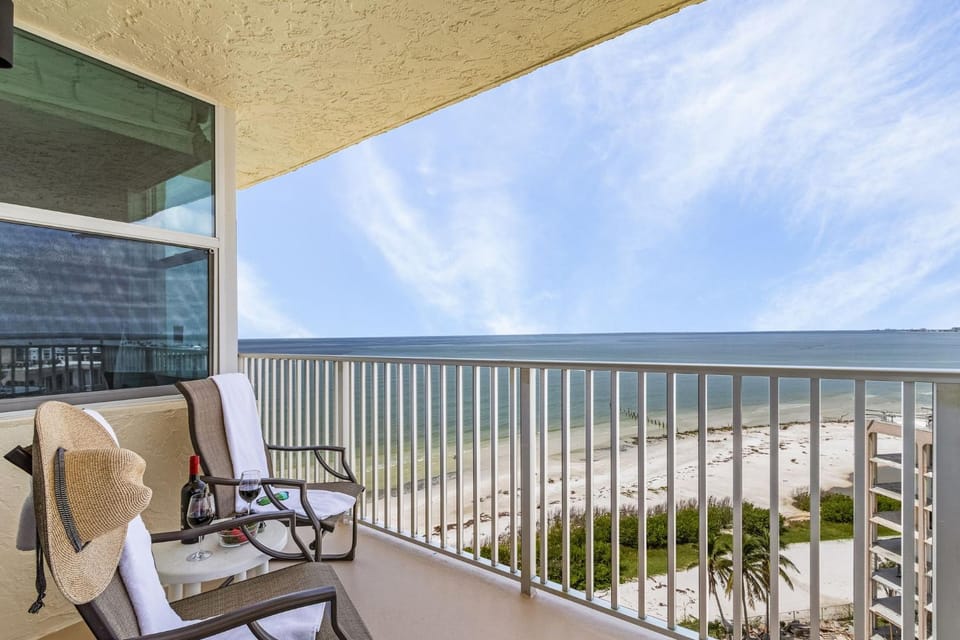 Welcome to Oceans Twelve - Ocean View and Steps to the Beach - Roelens House in Estero Island