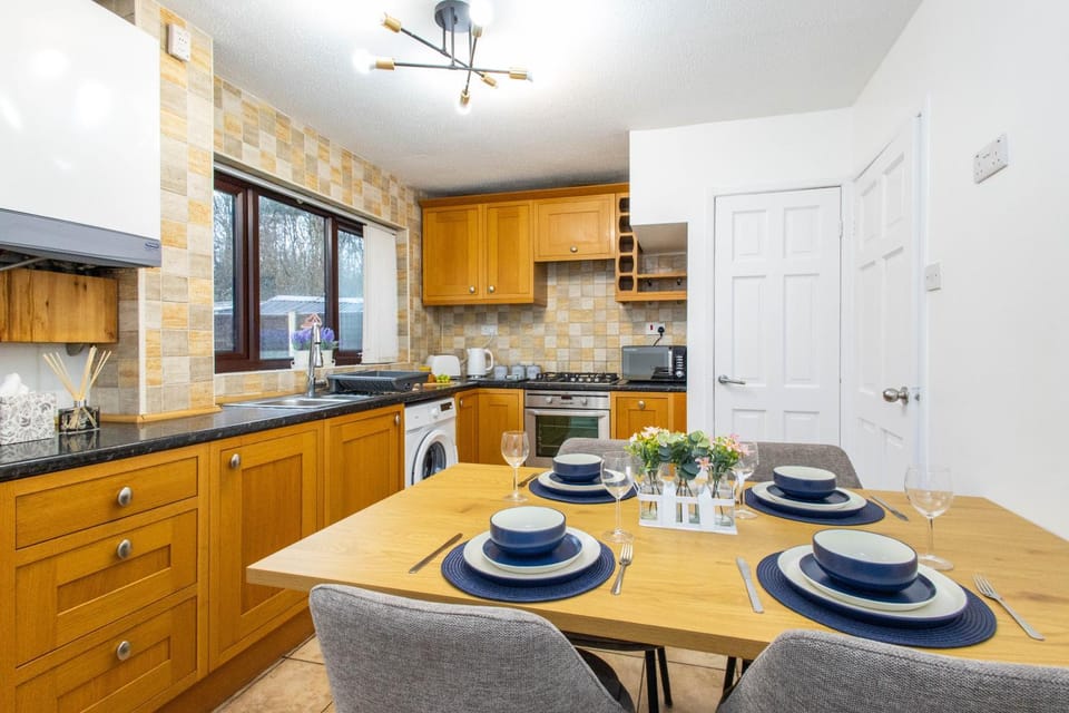 Kitchen or kitchenette, Dining area, stove