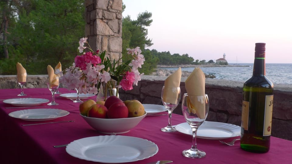 Natural landscape, Dining area, Food, Sea view, Lunch, Drinks, Alcoholic drinks