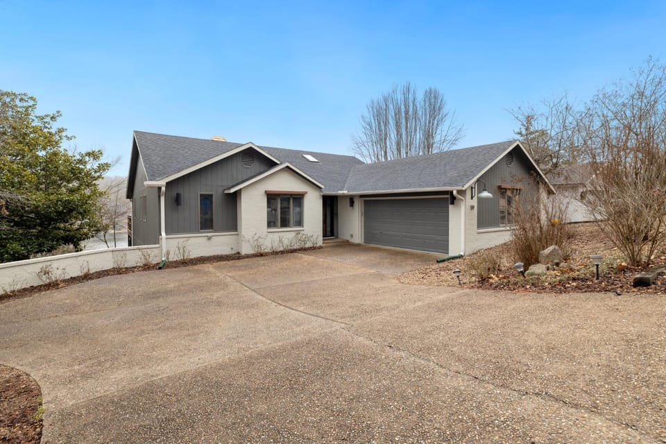 Dock Holiday - Hot Tub - Private Dock House in Bella Vista