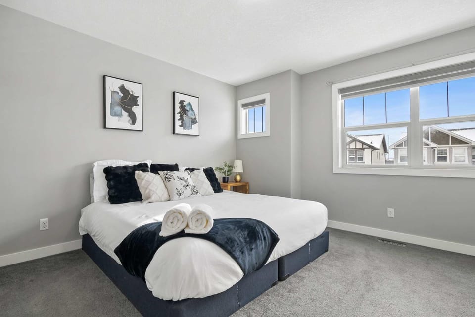 Large Family 4BR w Kid's Play Den! FREE Banff Pass House in Calgary