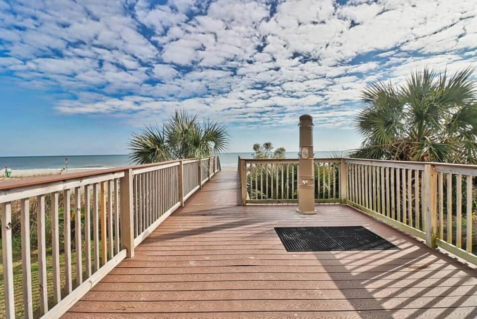 Relaxing Getaway at Camelot Resort! C 1602 Apartment in Myrtle Beach