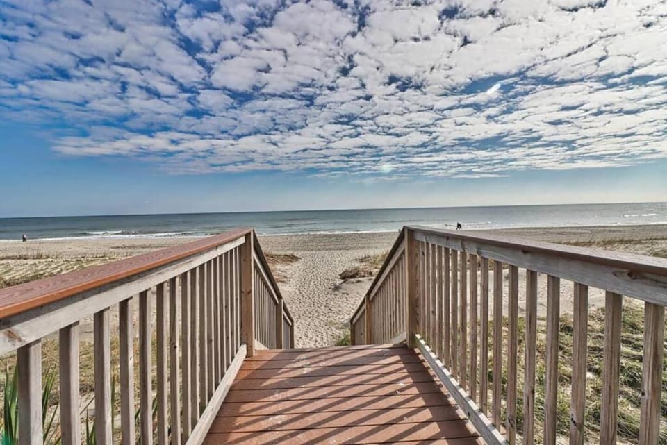 Relaxing Getaway at Camelot Resort! C 1602 Apartment in Myrtle Beach