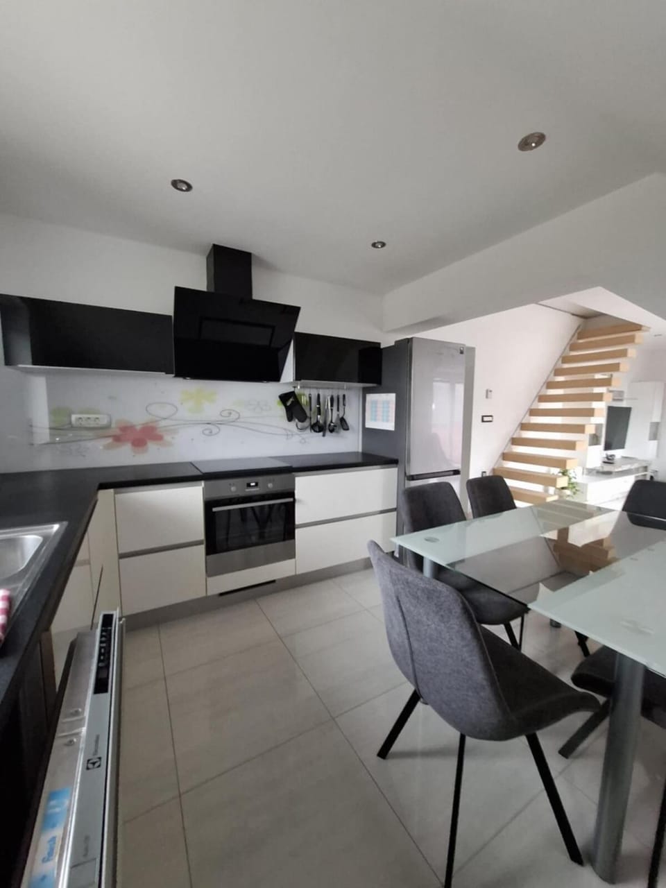 Kitchen or kitchenette, Dining area, dishwasher, oven, stove