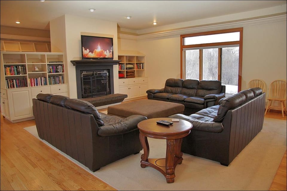 Game Room, Outdoor Hot Tub, Two Kitchens, Perfect For Large Families House in Idaho