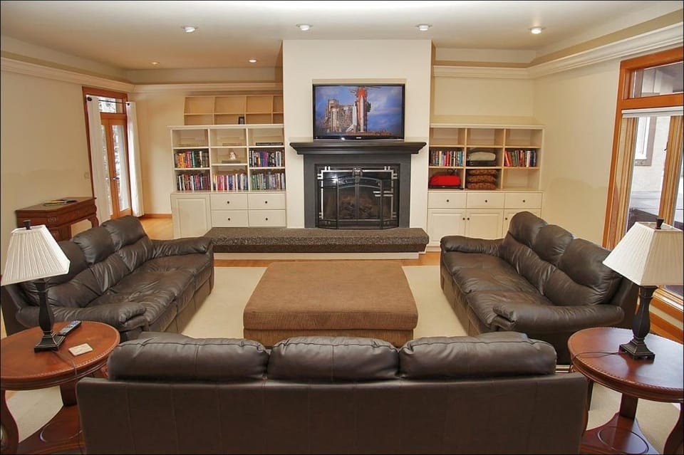 Game Room, Outdoor Hot Tub, Two Kitchens, Perfect For Large Families House in Idaho