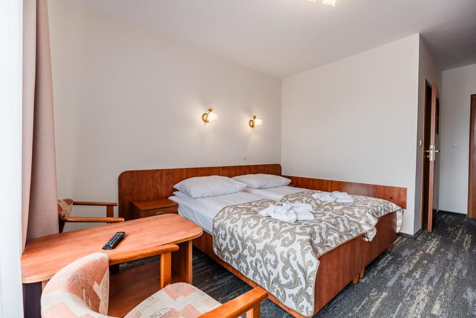 Bed, towels