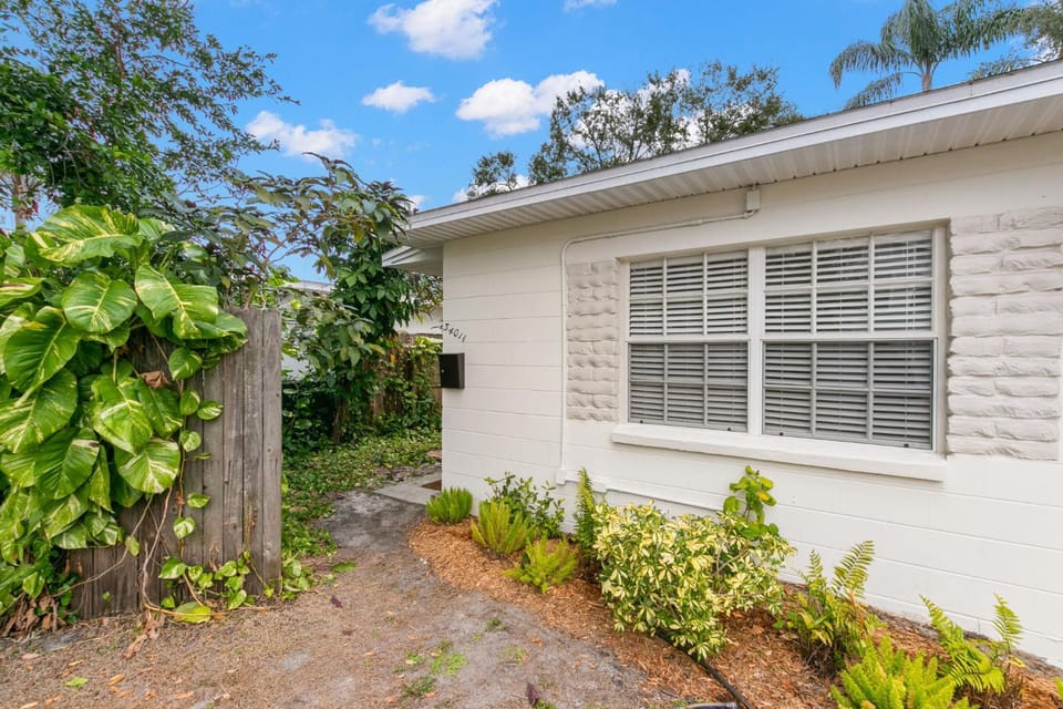 NEW! Bayside Escape - Cozy Hideaway Near Bayshore Beautiful Apartment in Tampa