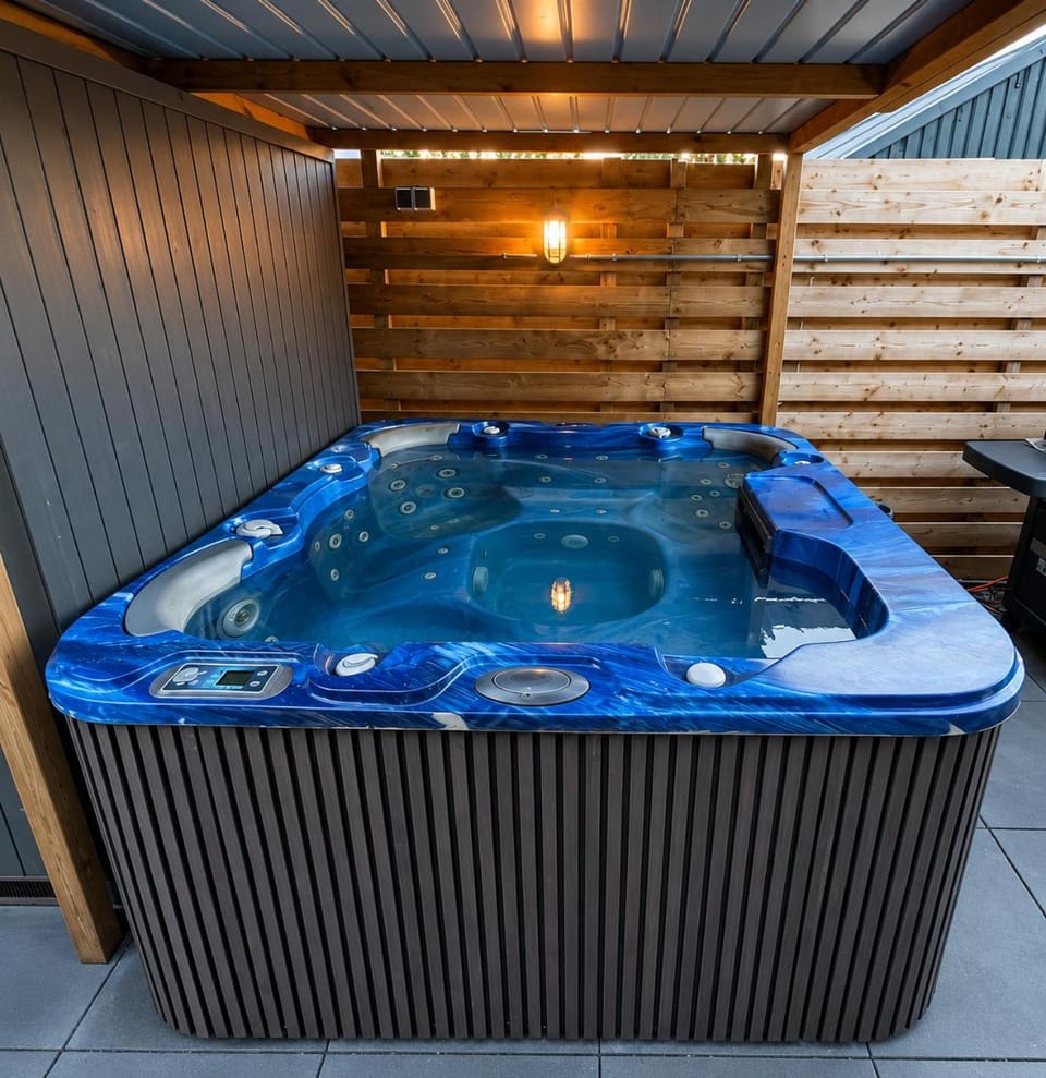 Cozy wellness chalet and private garden with jacuzzi sauna and outdoor bath between Amsterdam Haarlem and Schiphol Airport Chalet in Haarlem