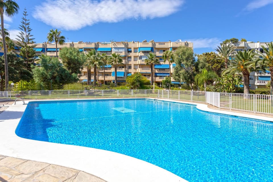 Property building, Day, Pool view, Swimming pool