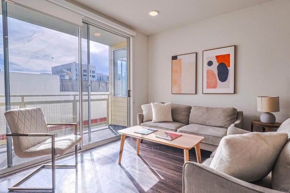 Modern 2BD - 5 min to Santa Monica Pier! Apartment in Santa Monica