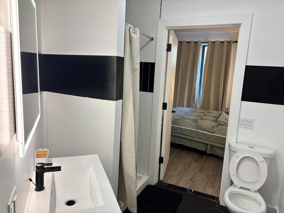 Sweet getaway 6 min from EWR Apartment in Elizabeth