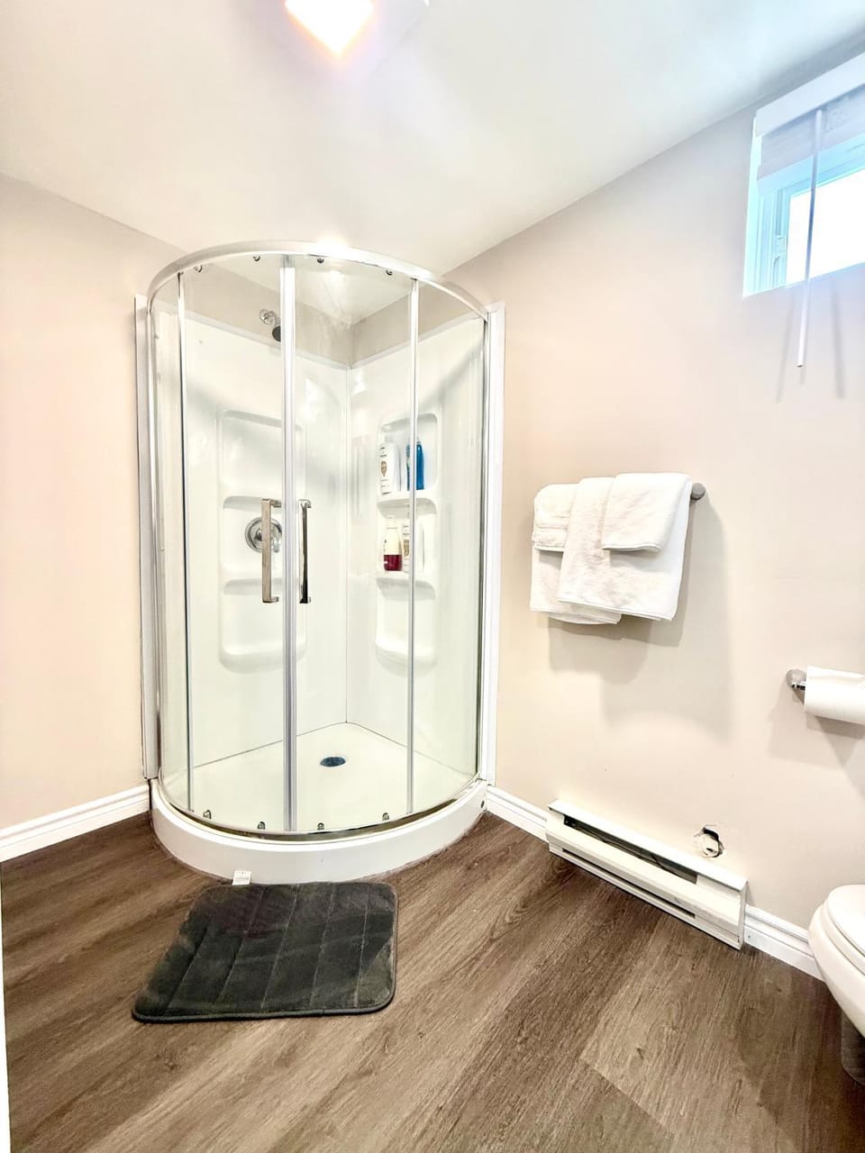 Shower, Toilet, Bathroom, towels