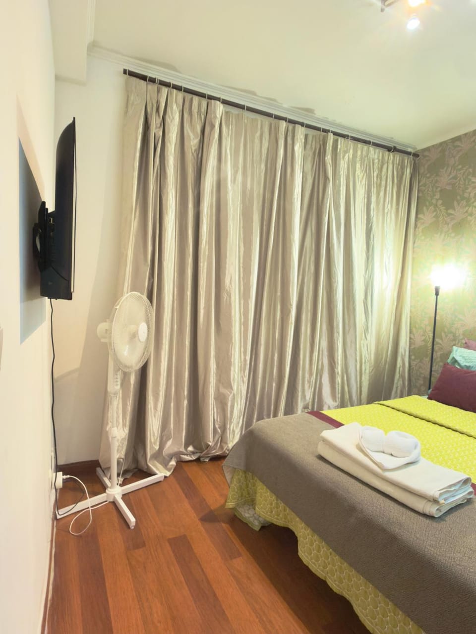 Quarto M Santa Catarina Quarto sem janelas Vacation rental in Lisbon