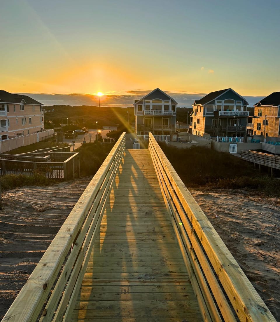Blue Wave - KDH MP 7.5, Oceanfront, Heated Pool, Hot Tub, Pool Table, Pets OK, Flex Stays House in Kill Devil Hills