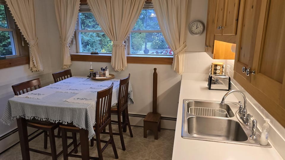 Kitchen or kitchenette, Dining area, pet friendly
