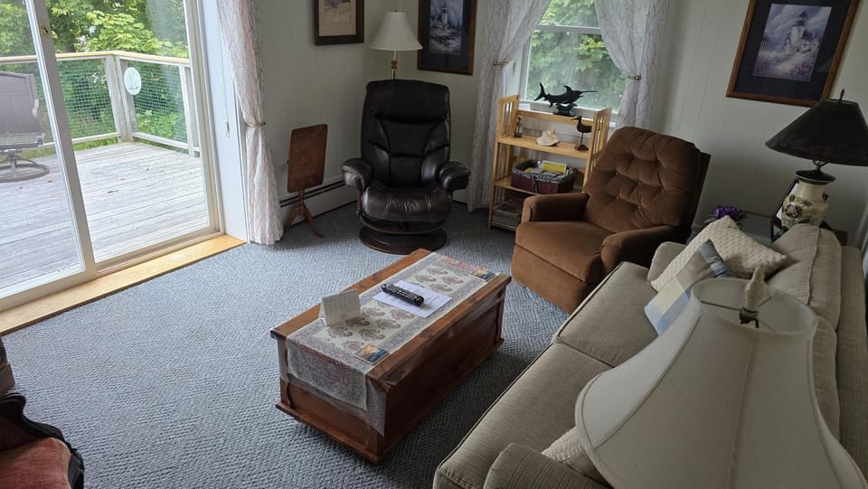 Communal lounge/ TV room, TV and multimedia, Living room, Seating area, Evening entertainment