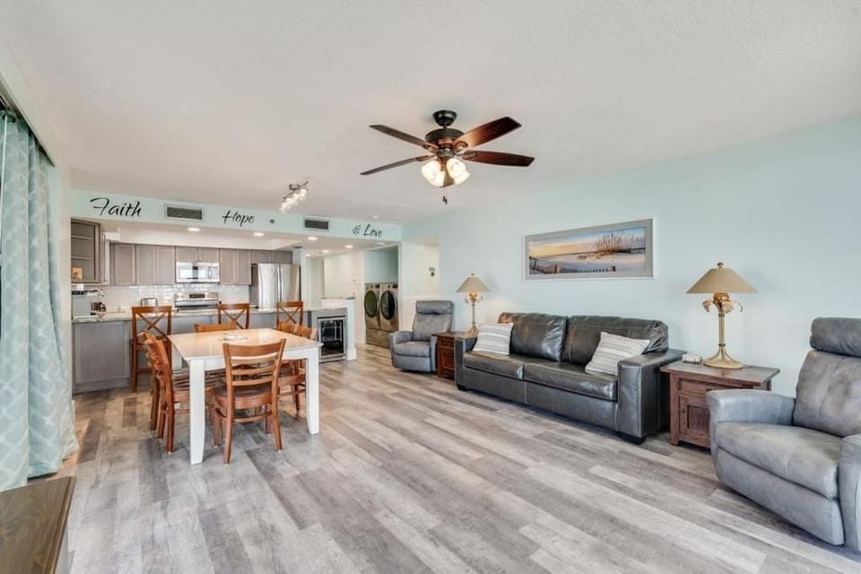 Kitchen or kitchenette, Living room, Seating area, Dining area