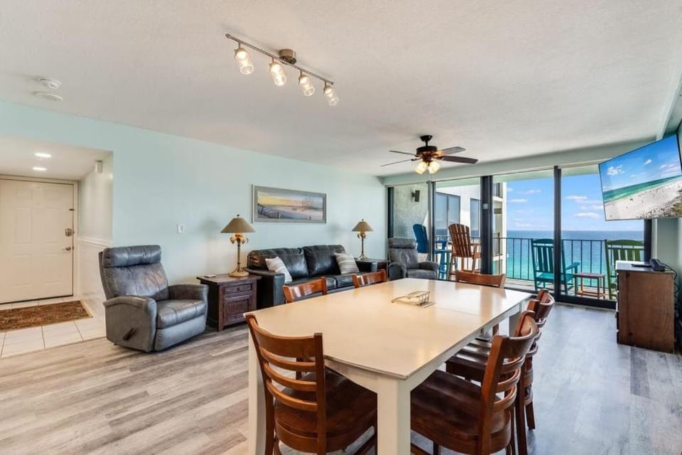 View (from property/room), Balcony/Terrace, Living room, Seating area, Dining area, Sea view