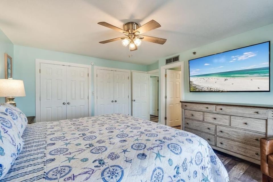 Bed, TV and multimedia, Photo of the whole room, Bedroom