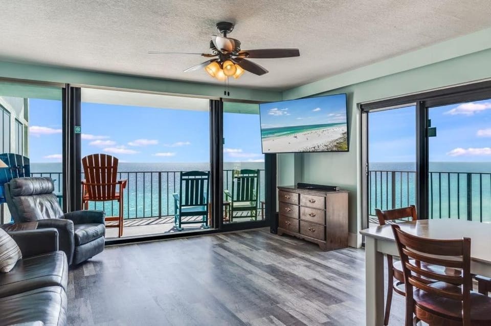 Patio, Communal lounge/ TV room, Day, TV and multimedia, View (from property/room), Balcony/Terrace, Living room, Seating area, Dining area, Evening entertainment, Sea view