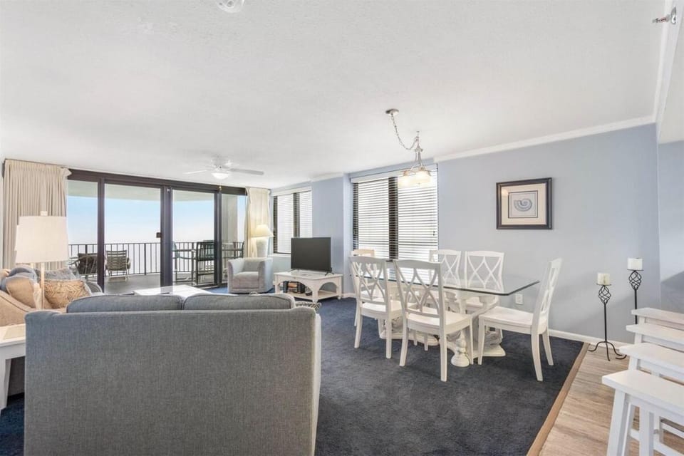 Communal lounge/ TV room, TV and multimedia, Living room, Seating area, Dining area, Evening entertainment