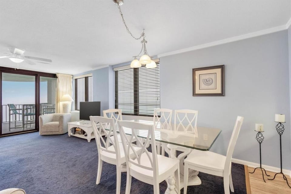 Communal lounge/ TV room, TV and multimedia, Living room, Seating area, Dining area, Evening entertainment