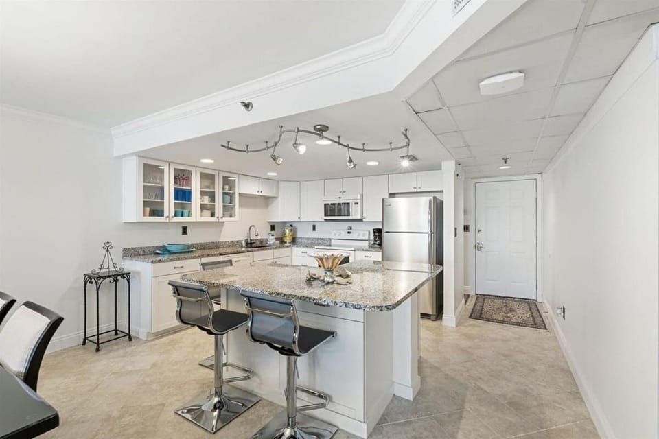 Kitchen or kitchenette, Dining area, dishwasher, oven, stove