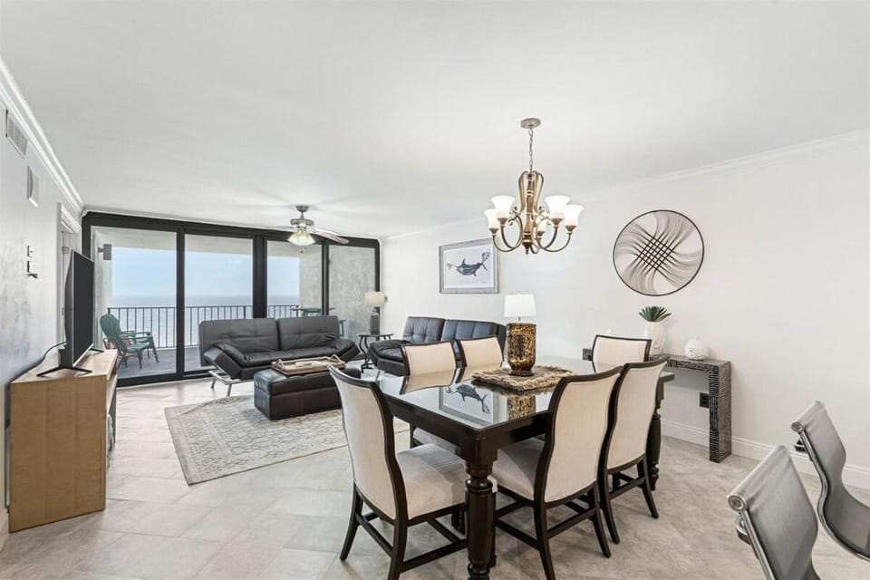 TV and multimedia, Living room, Seating area, Dining area, air conditioner