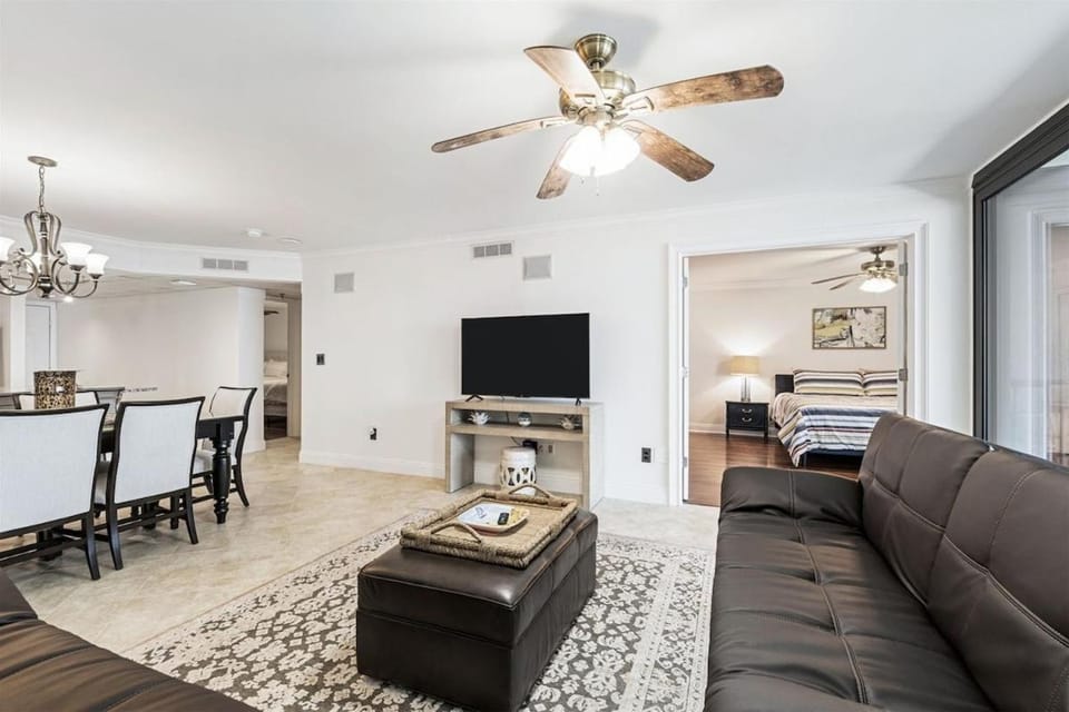 Communal lounge/ TV room, TV and multimedia, Living room, Seating area, Dining area, Evening entertainment
