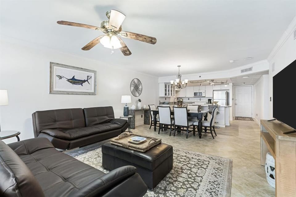 Communal lounge/ TV room, TV and multimedia, Kitchen or kitchenette, Living room, Dining area, Evening entertainment