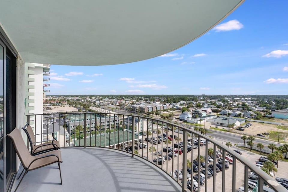 Property building, Patio, Day, Natural landscape, Bird's eye view, View (from property/room), Balcony/Terrace, City view