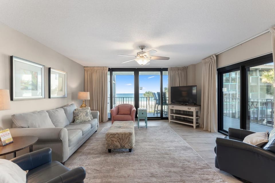 Communal lounge/ TV room, Living room, Seating area