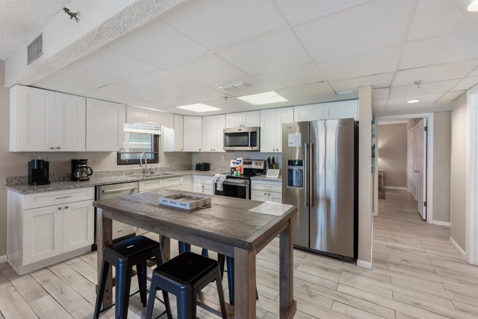 Coffee/tea facilities, Kitchen or kitchenette, Dining area, dishwasher, minibar, oven, stove, toaster