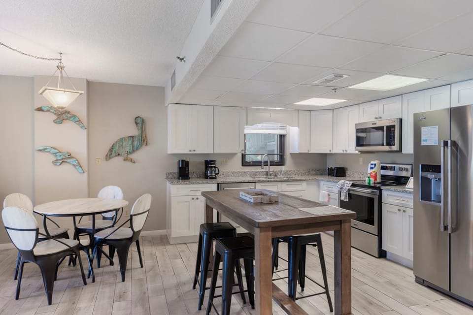 Kitchen or kitchenette, Dining area, dishwasher, minibar, oven, stove, toaster