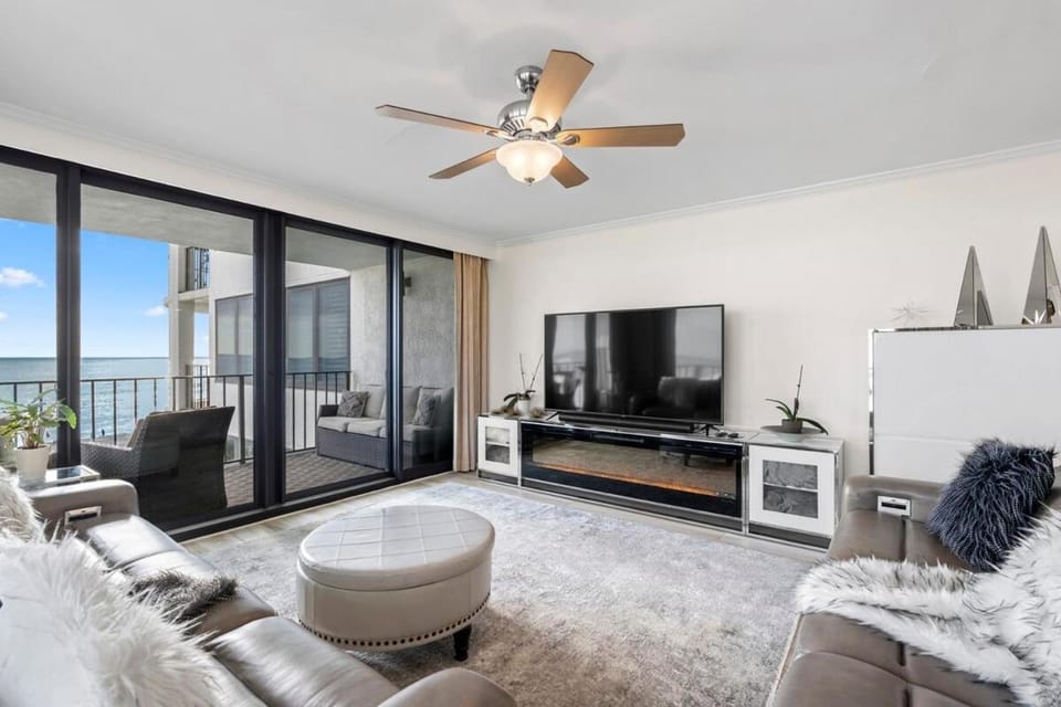 Communal lounge/ TV room, Living room, Seating area