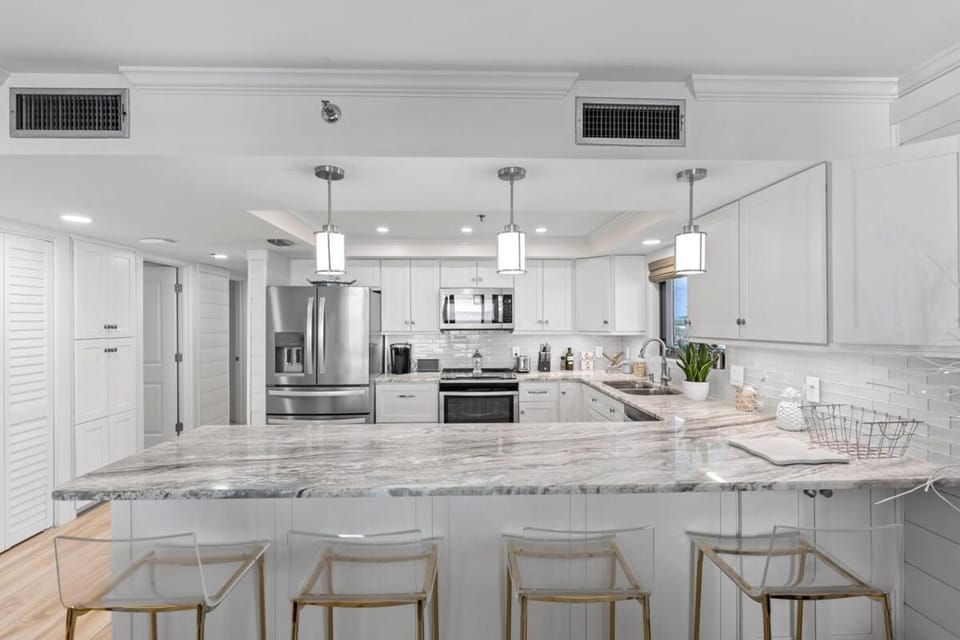 Kitchen or kitchenette, dishwasher, minibar, oven, stove
