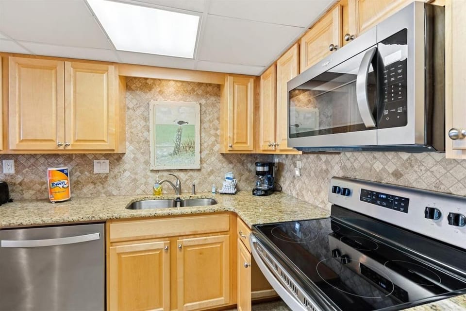Kitchen or kitchenette, dishwasher, minibar, oven, stove, toaster